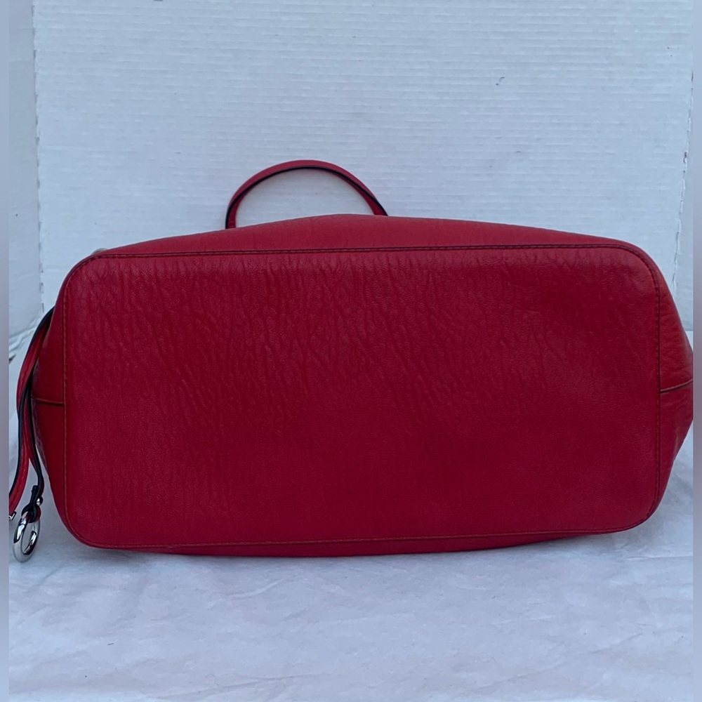 Calvin Klein Gabrianna Red Tote Bucket Bag NWOT + Free La Mer Beauty Bag - Picture 7 of 10